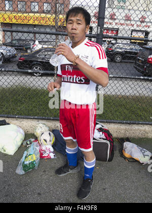 Les jeunes hommes chinois à entraînement de soccer dans le quartier chinois à Sunset Park à Brooklyn, New York, Octobre 18, 9163. Banque D'Images