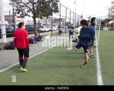 Les jeunes hommes chinois à entraînement de soccer dans le quartier chinois à Sunset Park à Brooklyn, New York, octobre18, 2015. Banque D'Images