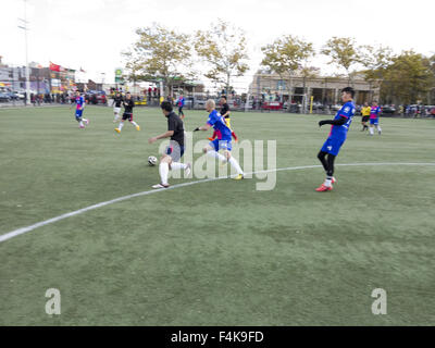 Les jeunes hommes chinois à entraînement de soccer dans le quartier chinois à Sunset Park à Brooklyn, New York, octobre18, 2015. Banque D'Images