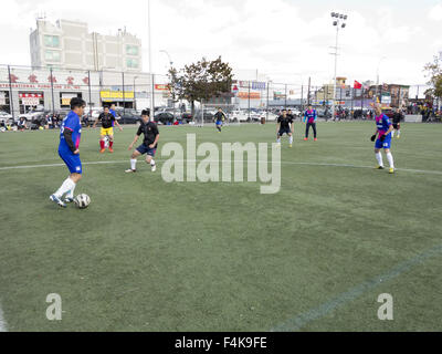 Les jeunes hommes chinois à entraînement de soccer dans le quartier chinois à Sunset Park à Brooklyn, New York, octobre18, 2015. Banque D'Images