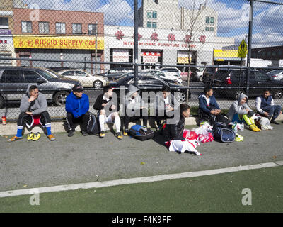 Les jeunes hommes chinois à entraînement de soccer dans le quartier chinois à Sunset Park à Brooklyn, New York, octobre18, 2015. Banque D'Images