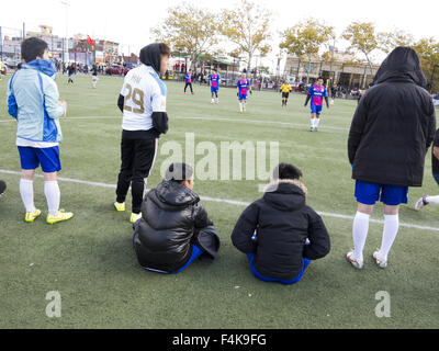 Les jeunes hommes chinois à entraînement de soccer dans le quartier chinois à Sunset Park à Brooklyn, New York, octobre18, 2015. Banque D'Images