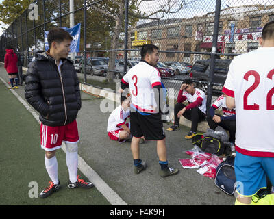 Les jeunes hommes chinois à entraînement de soccer dans le quartier chinois à Sunset Park à Brooklyn, New York, octobre18, 2015. Banque D'Images