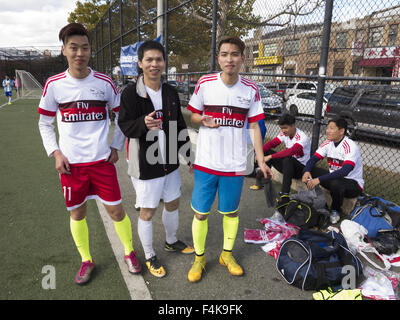 Les jeunes hommes chinois à entraînement de soccer dans le quartier chinois à Sunset Park à Brooklyn, New York, octobre18, 2015. Banque D'Images