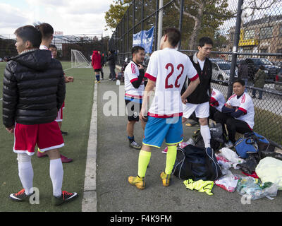 Les jeunes hommes chinois à entraînement de soccer dans le quartier chinois à Sunset Park à Brooklyn, New York, octobre18, 2015. Banque D'Images