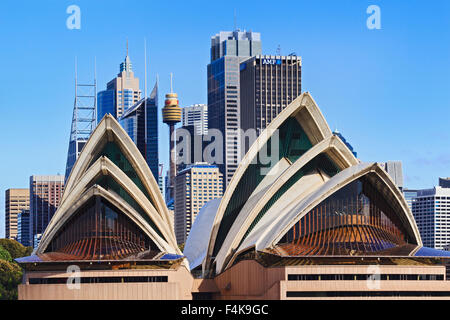 SYDNEY - 10 mai 2015 : l'Opéra de Sydney, vu de l'Harbour à Sydney, Australie, le 10 mai 2015. Banque D'Images