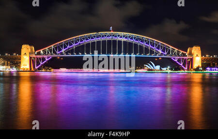 Australie Sydney Harbour Bridge vue de côté allumé arch après le coucher du soleil avec un refiection des lumières dans l'eau trouble Banque D'Images