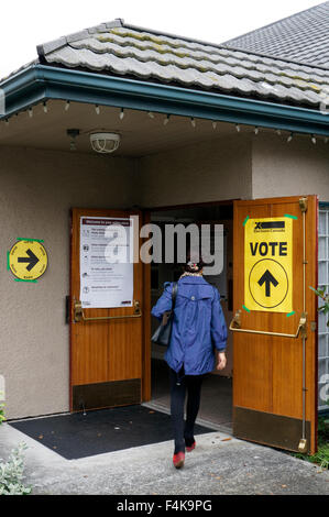 Une femme homme voter entrant dans le bureau de scrutin Circonscription Granville Vancouver à Vancouver, Colombie-Britannique, Canada au cours de l'élection fédérale canadienne de 2015 Banque D'Images