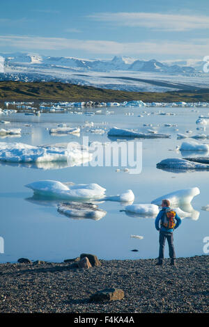 Personne à côté de Fjallsarlon lagoon iceberg, sous le glacier Fjallsjokull. Parc national du Vatnajökull, Sudhurland, Islande. Banque D'Images
