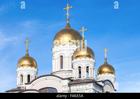 Dômes dorés de l'église orthodoxe russe avec croix contre le ciel bleu Banque D'Images