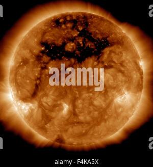 Un trou coronal, la région sombre dans la partie supérieure du soleil où une région sur le champ magnétique du soleil est ouvert à l'espace interplanétaire. Matière coronale est éjecté à grande vitesse dans un flux de vent solaire. En images Le 10 octobre 2015, par la NASA's Solar Dynamics Observatory. Il a créé une tempête géomagnétique près de la terre ce qui a entraîné plusieurs nuits d'Aurora. NASA/SDO Banque D'Images