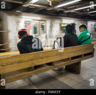 Un auditeur de musique porte ses Beats by Dr. Dre sur l'oreille casque sur une plate-forme du métro de New York le samedi 10 octobre, 2015. (© Richard B. Levine) Banque D'Images