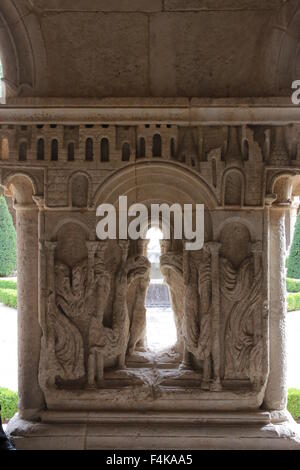 Bas-relief sur une colonne dans un couvent, avec des châteaux Banque D'Images