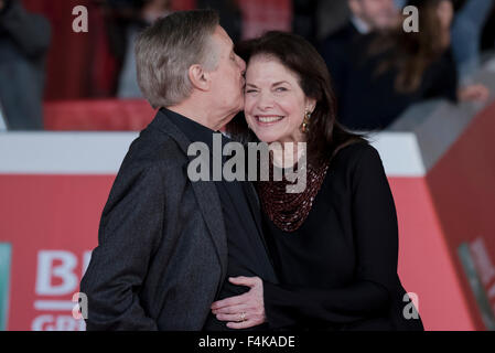 Rome, Italie. 19 Oct, 2015. directeur Laurent Laffargue, acteurs Eric Cantona et Sergi Lopez et invités William Friedkin une femme fréquentant le tapis rouge pour le film 'Les Rois du monde' au 10e Festival du Film de Rome sur la photo : William Friedkin, Sherry Lansing. Credit : Massimo Valicchia/Alamy Live News Banque D'Images