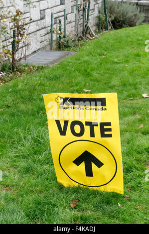 Élections Canada un signe sur la pelouse à l'extérieur du bureau de scrutin Circonscription Granville Vancouver à Vancouver, en Colombie-Britannique, au cours de l'élection fédérale 2015 Banque D'Images