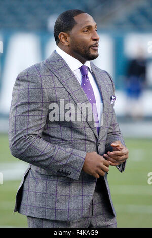 Philadelphie, Pennsylvanie, USA. 19 Oct, 2015. ESPN Ray Lewis cherche sur pendant l'échauffement avant le match de la NFL entre les Giants de New York et le Philadelphia Eagles à Lincoln Financial Field à Philadelphie, Pennsylvanie. Christopher Szagola/CSM/Alamy Live News Banque D'Images