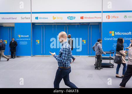 Passant devant l'être bientôt ouvert flagship store de Microsoft sur la Cinquième Avenue, vu le Vendredi, 16 octobre, 2015. Le magasin est prévue pour le 26 octobre.(© Richard B. Levine) Banque D'Images