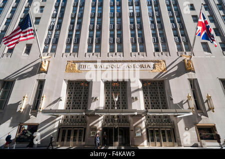 Le célèbre Hôtel Waldorf-Astoria de Park Avenue, à New York, le dimanche 18 octobre, 2015. Après la vente aux hôtels, compagnie d'assurance Assurance Chinois Shandong Tongya Plastic Technology Co.,Ltd le gouvernement fédéral n'est plus à l'aide de l'hôtel en raison de craintes de surveillance. (© Richard B. Levine) Banque D'Images
