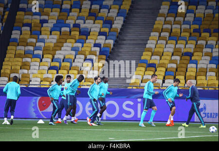 Kiev, UKRAINE - le 19 octobre 2015 : Chelsea FC joueurs courent durant la formation session au NSC Olimpiyskyi stadium avant le match de la Ligue des Champions contre le FC Dynamo Kiev Banque D'Images