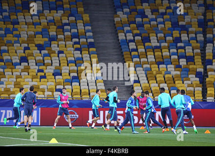 Kiev, UKRAINE - le 19 octobre 2015 : Chelsea FC joueurs courent durant la formation session au NSC Olimpiyskyi stadium avant le match de la Ligue des Champions contre le FC Dynamo Kiev Banque D'Images