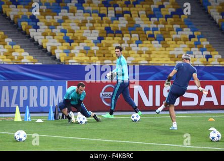 Kiev, UKRAINE - le 19 octobre 2015 : FC Chelsea gardien pratique au cours de séance de formation à l'NSC Olimpiyskyi stadium avant le match de la Ligue des Champions contre le FC Dynamo Kiev Banque D'Images