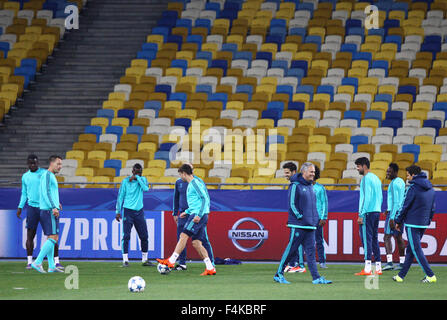 Kiev, UKRAINE - le 19 octobre 2015 : session de formation à Chelsea FC NSC Olimpiyskyi stadium avant le match de la Ligue des Champions contre le FC Dynamo Kiev Banque D'Images