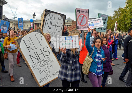 Londres, Royaume-Uni, 17 octobre 2015, des milliers de médecins en démontrer à Londres contre les coupures de budget du NHS et augmentation des heures proposé par Jeremy Hunt secrétaire de la santé. Banque D'Images