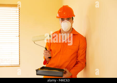 Peintre professionnel au travail à l'intérieur d'une chambre Banque D'Images