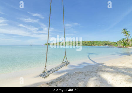 L'été, les voyages, vacances et Maison de Vacances - Swing concept pendre du cocotier plage mer arbre de plus à Phuket en Thaïlande,. Banque D'Images