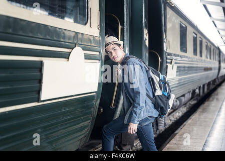 Beau jeune homme asiatique à une station de train Banque D'Images