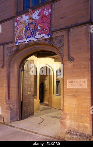 L'entrée principale à Sherborne School, qui a été fondé sous le règne du roi Édouard 6e. Son blason est au-dessus de l'entrée. Dorset, Angleterre, Royaume-Uni. Banque D'Images