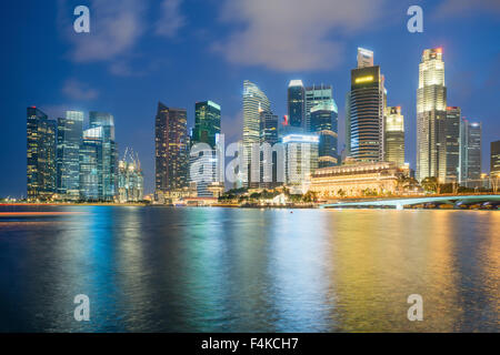 Skyscapers Singapour Marina Bay dans la nuit Banque D'Images