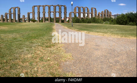 Vue panoramique de l'Aqueduc Romain de Los Milagros, Mérida, Espagne. Côté ouest Banque D'Images