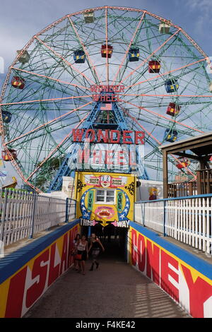 La wonder wheel dans Coney Island, Brooklyn Banque D'Images