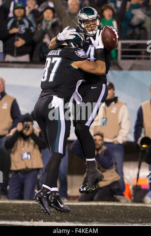 Philadelphie, Pennsylvanie, USA. 19 Oct, 2015. Philadelphia Eagles wide receiver Riley Cooper (14) célèbre son toucher avec la main l'extrémité Brent Celek (87) au cours de la NFL match entre les Giants de New York et le Philadelphia Eagles à Lincoln Financial Field à Philadelphie, Pennsylvanie. Christopher Szagola/CSM/Alamy Live News Banque D'Images