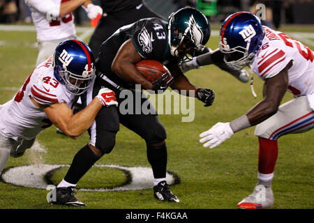 Philadelphie, Pennsylvanie, USA. 19 Oct, 2015. Philadelphia Eagles running back Darren Sproles (43) retourne le coup que New York Giants arrière défensif Craig Dahl (43) et d'utiliser de nouveau Orleans Darkwa (26) viendra après lui au cours de la NFL match entre les Giants de New York et le Philadelphia Eagles à Lincoln Financial Field à Philadelphie, Pennsylvanie. Les Philadelphia Eagles a gagné 27-7. Christopher Szagola/CSM/Alamy Live News Banque D'Images