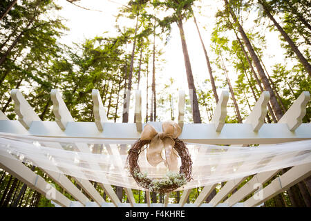 Décorations de mariage nous une couronne en bois pour décor extérieur. Banque D'Images