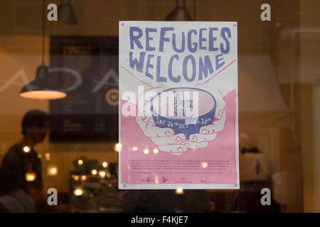 London UK. 19 octobre 2015. Les réfugiés d'un panneau de bienvenue est placé sur la fenêtre du café Coffee shop NOUVELLE LIGNE près de Saint Martin's Lane à Central London Crédit : amer ghazzal/Alamy Live News Banque D'Images