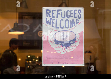 London UK. 19 octobre 2015. Les réfugiés d'un panneau de bienvenue est placé sur la fenêtre du café Coffee shop NOUVELLE LIGNE près de Saint Martin's Lane à Central London Crédit : amer ghazzal/Alamy Live News Banque D'Images