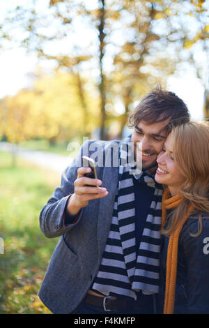 Jeune couple moderne en milieu naturel selfies Banque D'Images