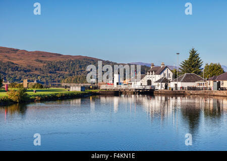 La maison Lock-Keepers et le phare de Corpach, la dernière écluse du Canal Calédonien, Highland, Scotland, UK Banque D'Images