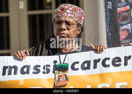 New York, États-Unis. 19 Oct, 2015. Staten Island-activiste et organisatrice communautaire 'Sister Shirley est titulaire d'un signe à l'Hôtel de Ville conférence de presse. Le Dr Cornel West, Carl Dix et d'autres organisateurs clés derrière une série de manifestations publiques contre la brutalité policière doit être effectué le 22 octobre par le 24e a convoqué une conférence de presse sur les marches de l'Hôtel de ville de New York pour mettre en évidence les événements clés. Credit : Albin Lohr-Jones/Pacific Press/Alamy Live News Banque D'Images