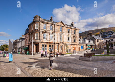 Cameron Square, dans le centre de Fort William, région des Highlands d'Écosse, sous le soleil d'automne dimanche après-midi. Banque D'Images