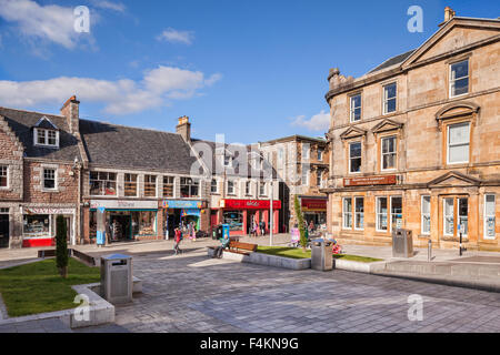Cameron Square, dans le centre de Fort William, région des Highlands d'Écosse, sous le soleil d'automne dimanche après-midi. Banque D'Images