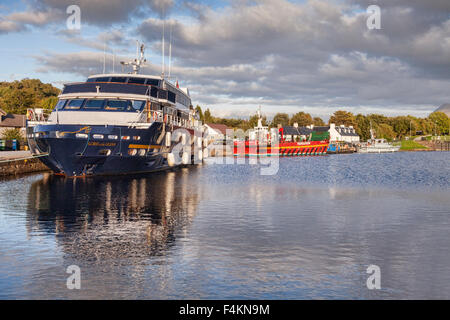 Bateau de croisière seigneur des Glens dans le bassin de l'hôtel Caledonian Canl, près de Fort William, Highland, Scotland, UK Banque D'Images