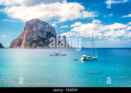 Vue pittoresque sur l'île mystérieuse de Es Vedra. Ibiza, Baléares. Espagne Banque D'Images