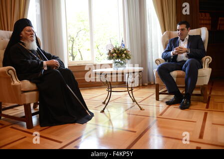 Athènes, Grèce. 19 Oct, 2015. Au cours de la discussion entre orthodoxes le Patriarche Œcuménique de Constantinople, Vartholomaios (à gauche) et le Premier Ministre grec Alexis Tsipras (à droite), dans hôtel particulier Maximou. © Dimitrios Karvountzis/ Pacific Press/Alamy Live News Banque D'Images