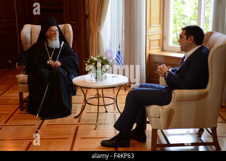 Athènes, Grèce. 19 Oct, 2015. Au cours de la discussion entre orthodoxes le Patriarche Œcuménique de Constantinople, Vartholomaios (à gauche) et le Premier Ministre grec Alexis Tsipras (à droite), dans hôtel particulier Maximou. © Dimitrios Karvountzis/ Pacific Press/Alamy Live News Banque D'Images