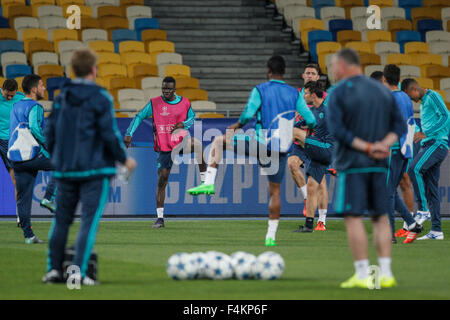 Kiev, Ukraine. 19 Oct, 2015. Les joueurs de Chelsea se réchauffer pendant une session de formation. Fera face à Chelsea Dynamo Kiev à la Ligue des Champions de football match du groupe G à la stade Olimpiyskiy à Kiev le 20 octobre 2015. Credit : Nazar Furyk/Pacific Press/Alamy Live News Banque D'Images