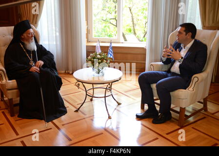 Athènes, Grèce. 19 Oct, 2015. Au cours de la discussion entre orthodoxes le Patriarche Œcuménique de Constantinople, Vartholomaios (à gauche) et le Premier Ministre grec Alexis Tsipras (à droite), dans hôtel particulier Maximou. © Dimitrios Karvountzis/ Pacific Press/Alamy Live News Banque D'Images